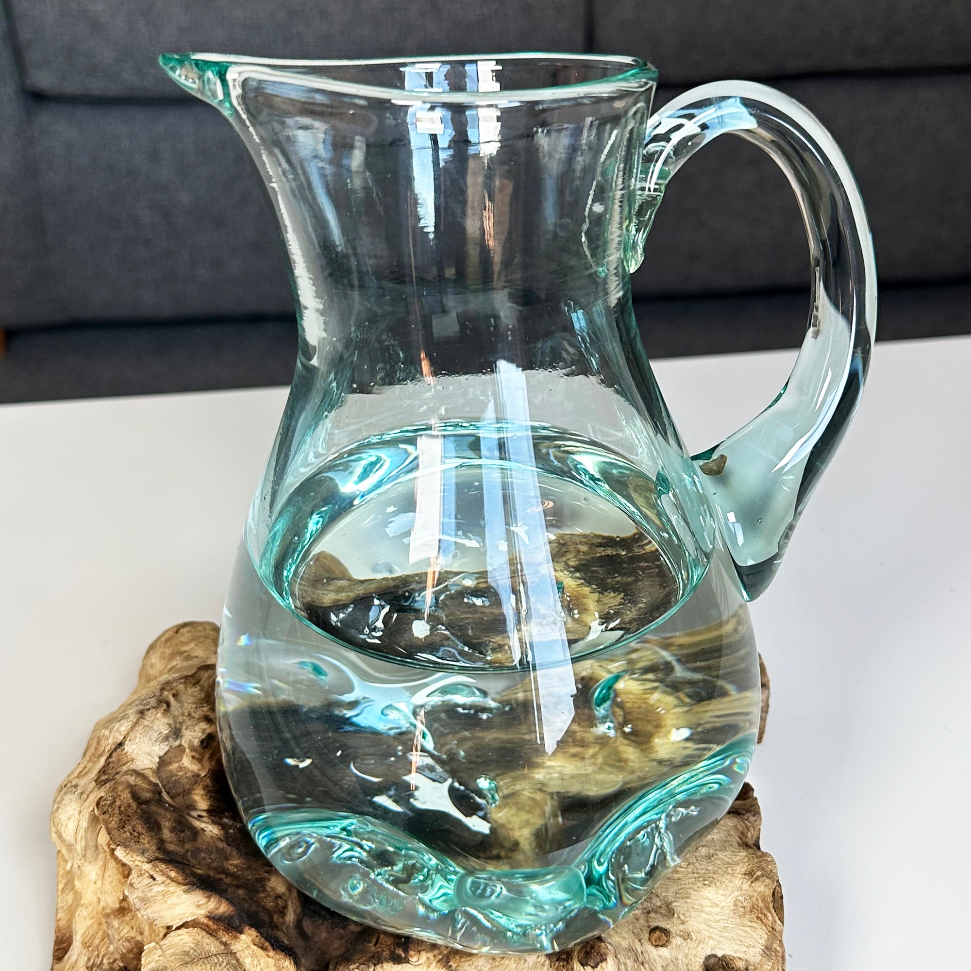 Geschmolzener Krug auf Teakholz-Wurzelständer