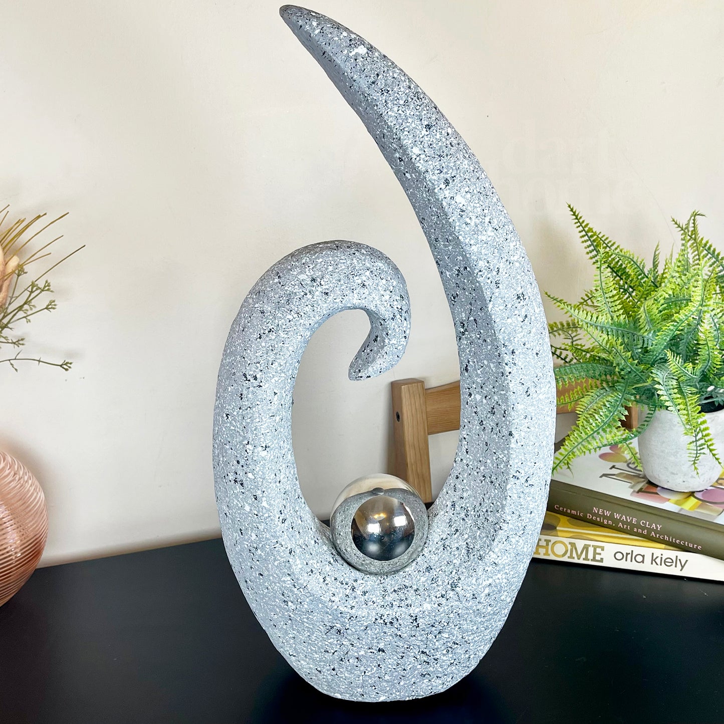 Abstrakte Wellenskulptur in Steinoptik