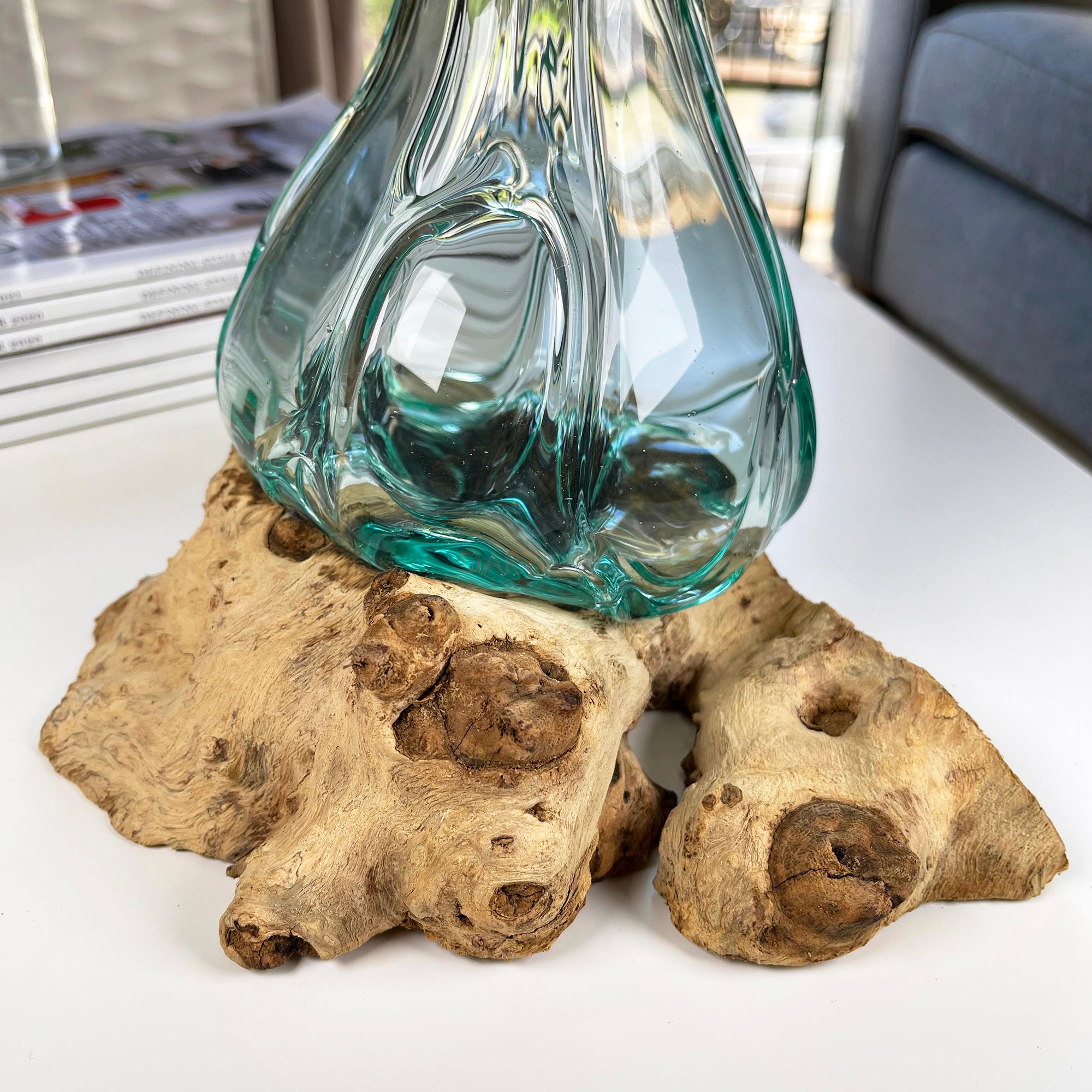 24 cm große Crinkle-Vase aus geschmolzenem Glas auf Treibholzständer