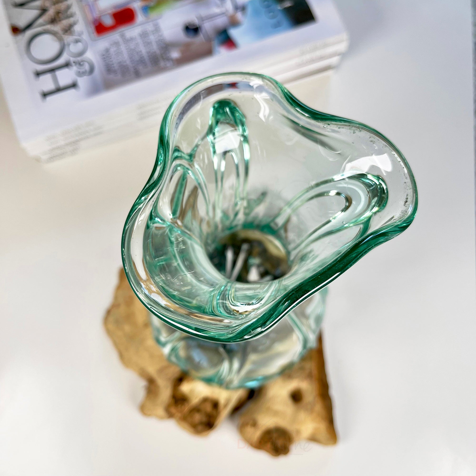 24 cm große Crinkle-Vase aus geschmolzenem Glas auf Treibholzständer