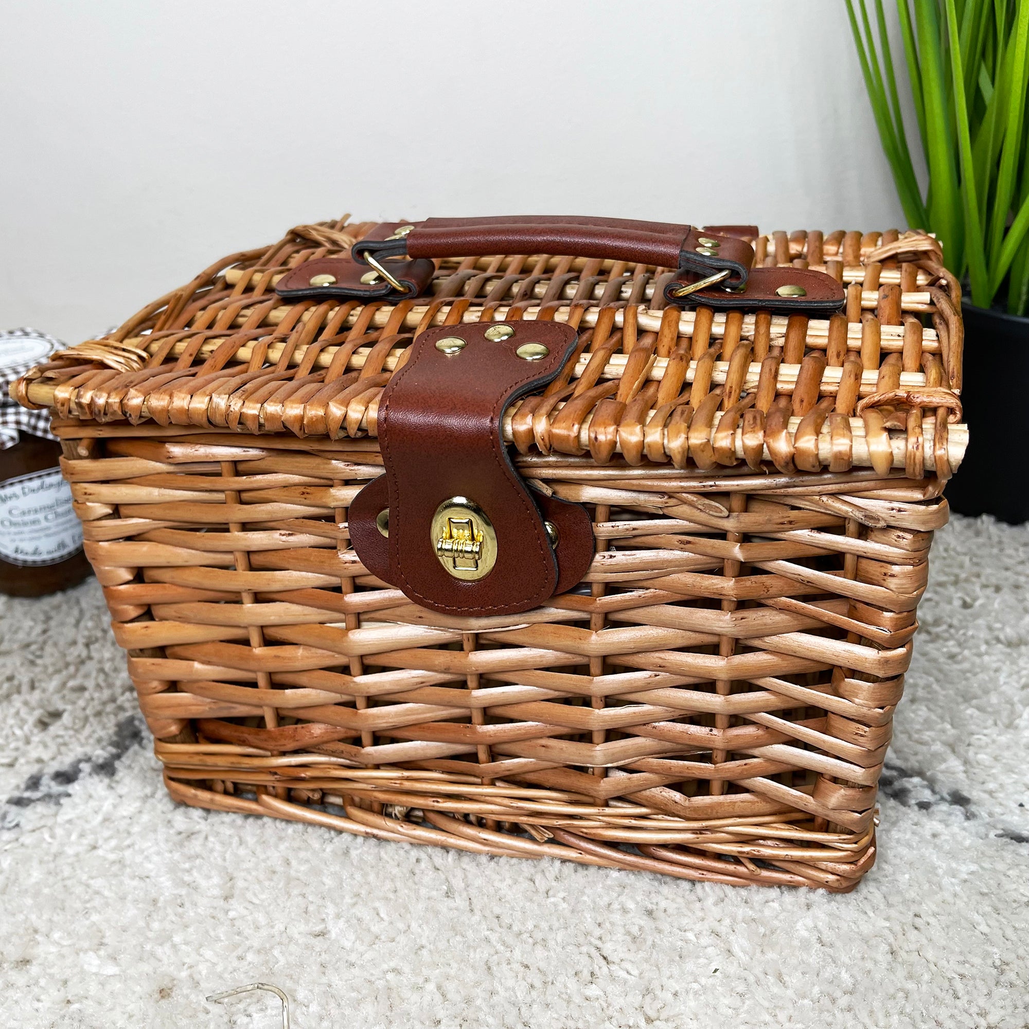 Leicht gedämpfter Truhenkorb aus Weidengeflecht