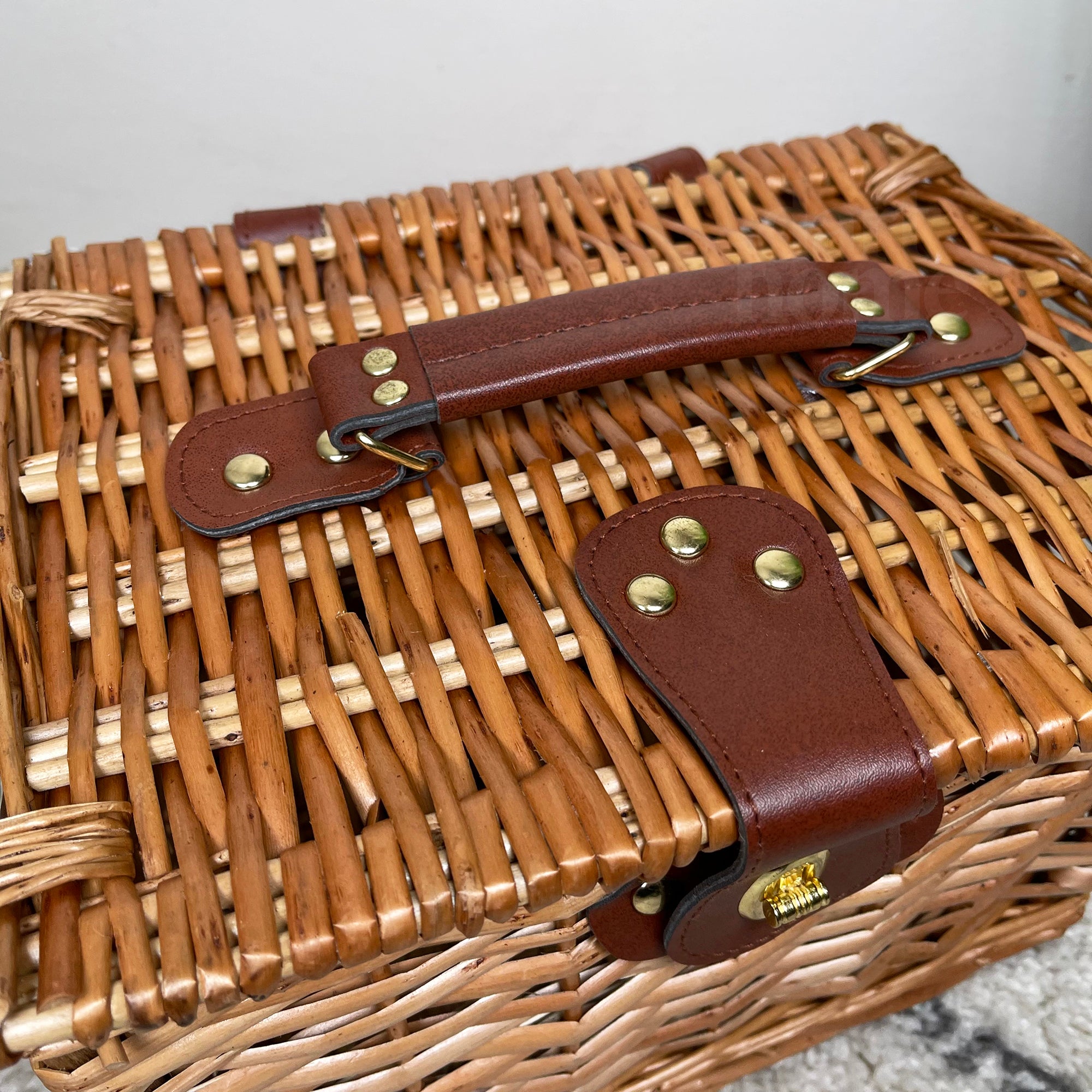 Leicht gedämpfter Truhenkorb aus Weidengeflecht