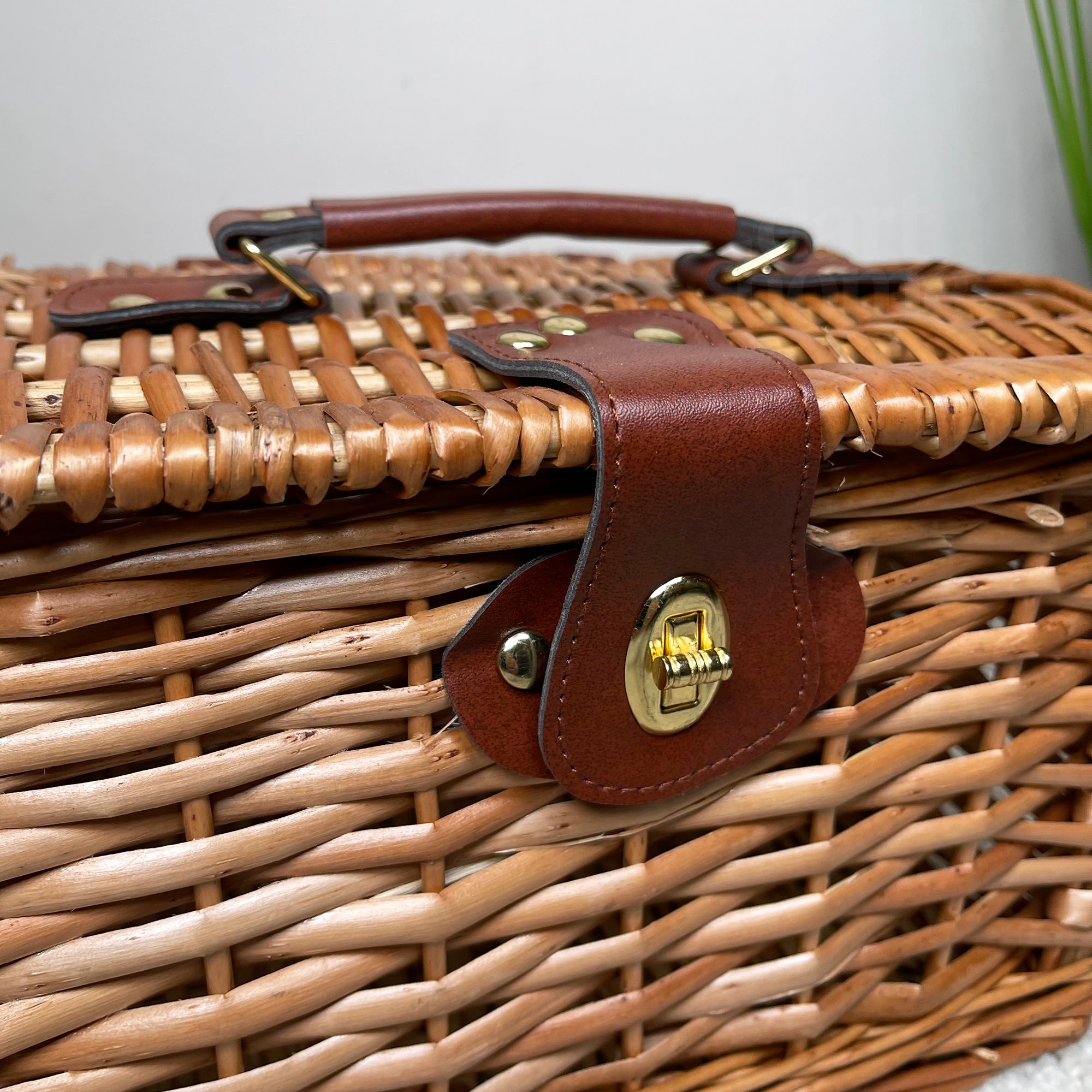 Leicht gedämpfter Truhenkorb aus Weidengeflecht