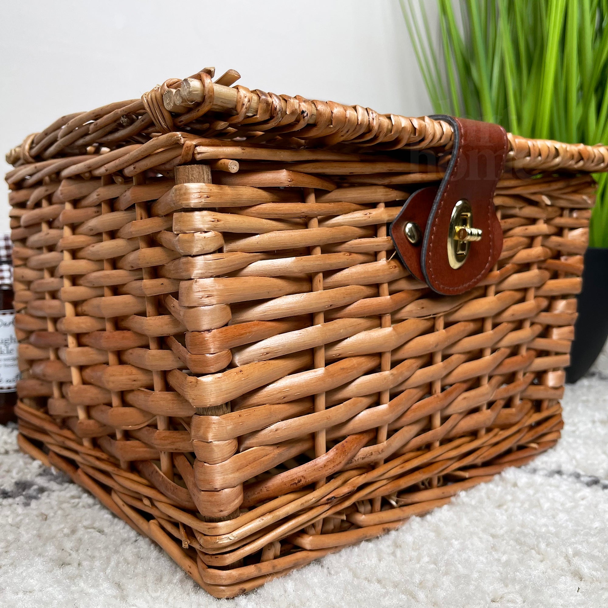 Leicht gedämpfter Truhenkorb aus Weidengeflecht