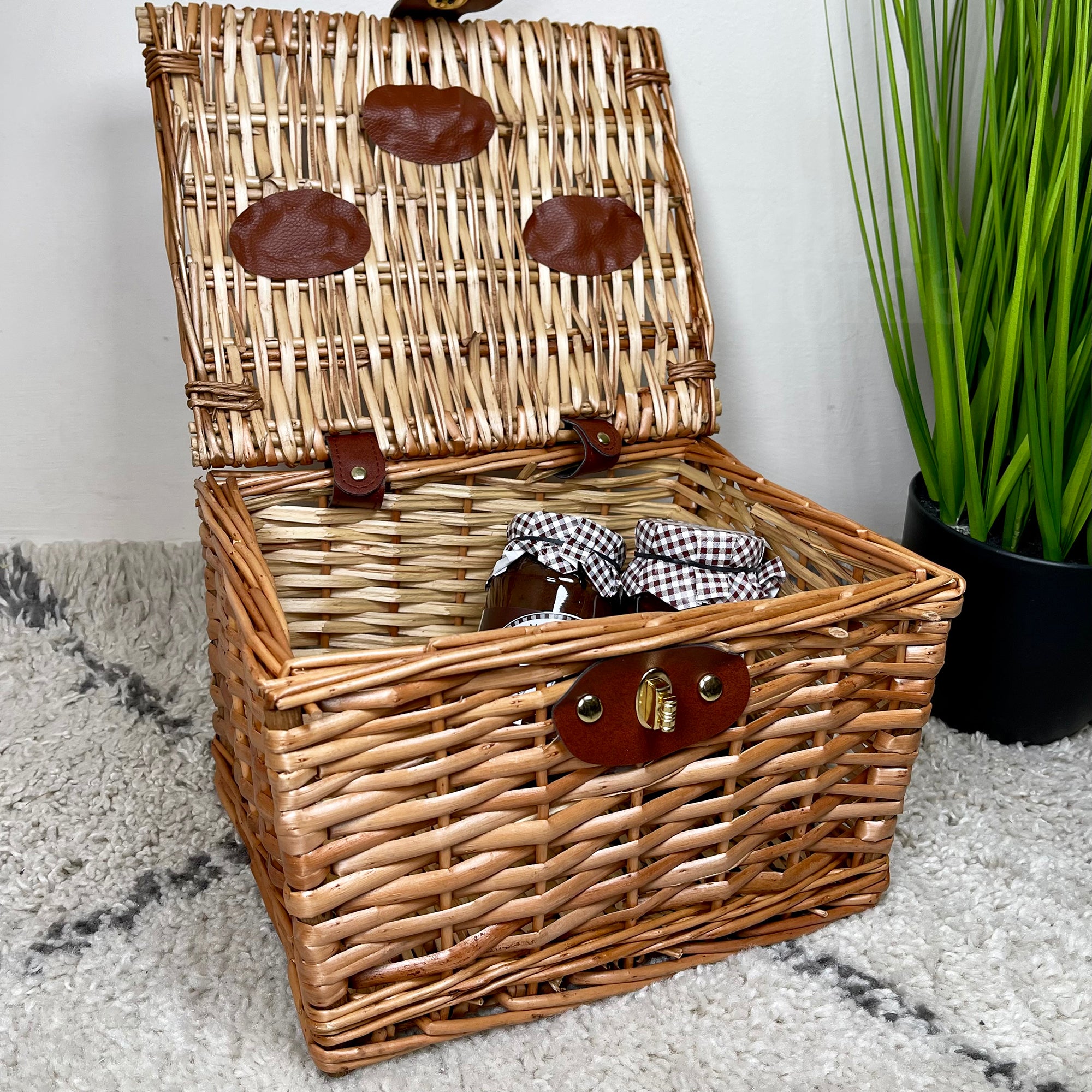 Leicht gedämpfter Truhenkorb aus Weidengeflecht