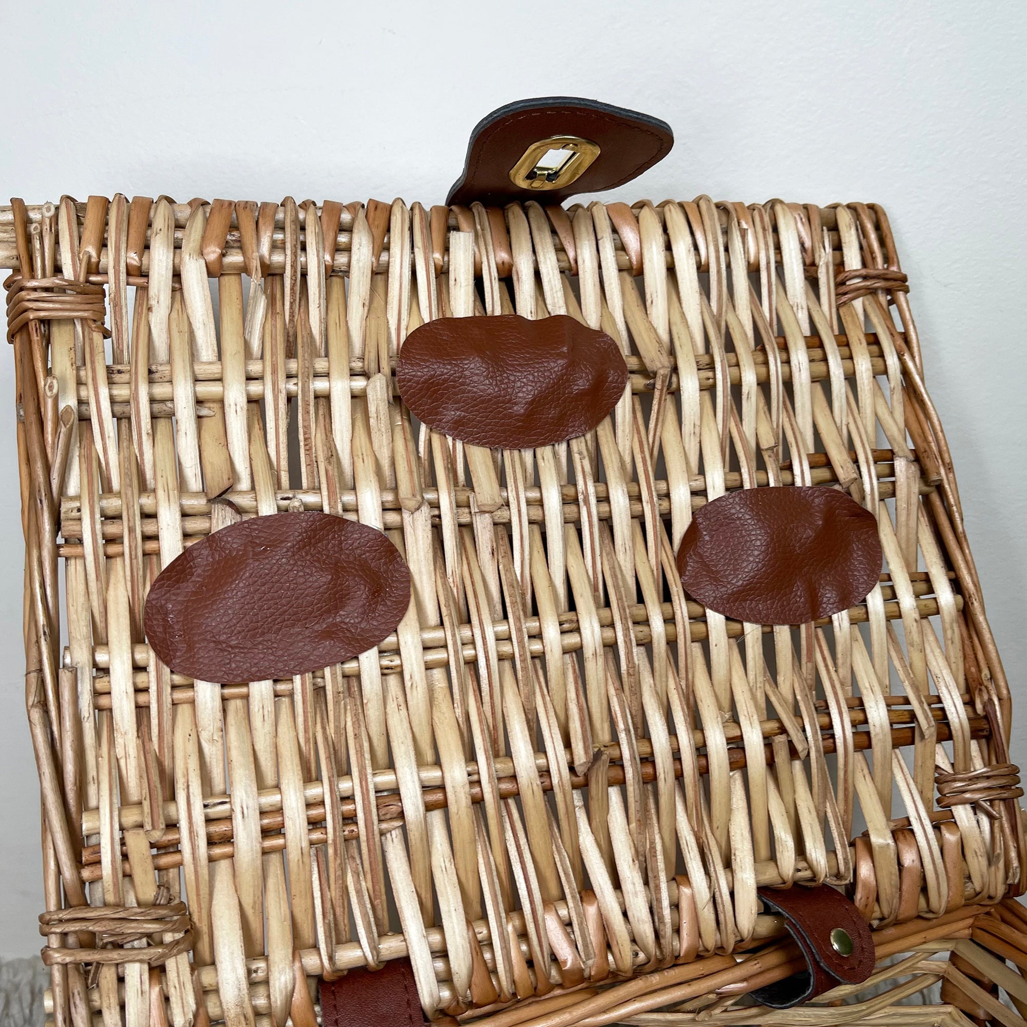 Leicht gedämpfter Truhenkorb aus Weidengeflecht