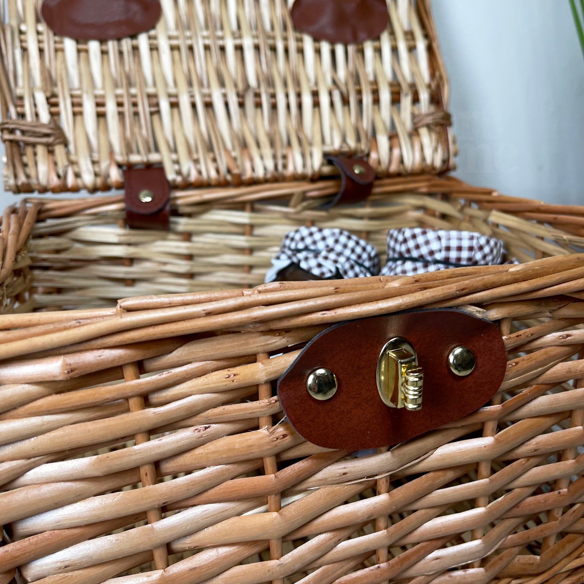 Leicht gedämpfter Truhenkorb aus Weidengeflecht