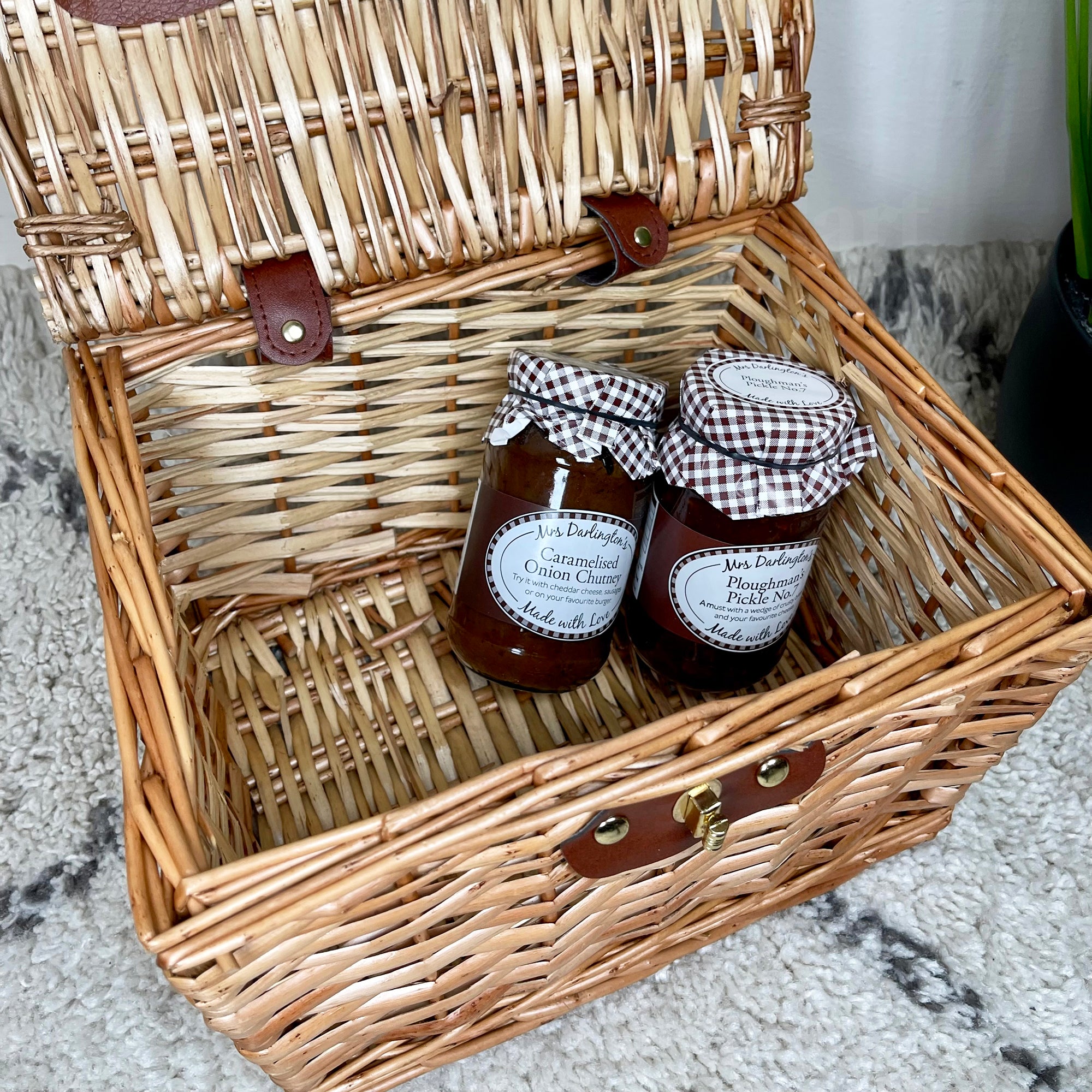 Leicht gedämpfter Truhenkorb aus Weidengeflecht