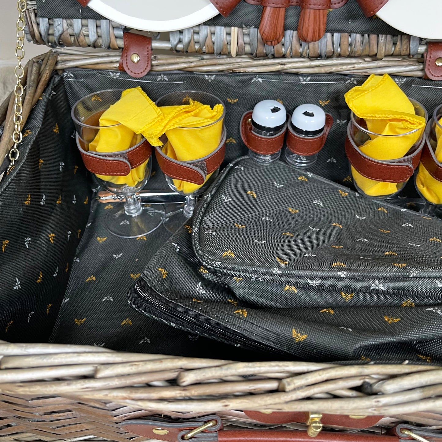 Passender Picknickkorb aus Korbgeflecht für 4 Personen