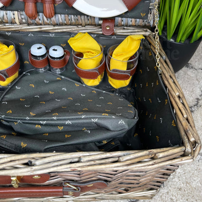 Passender Picknickkorb aus Korbgeflecht für 4 Personen