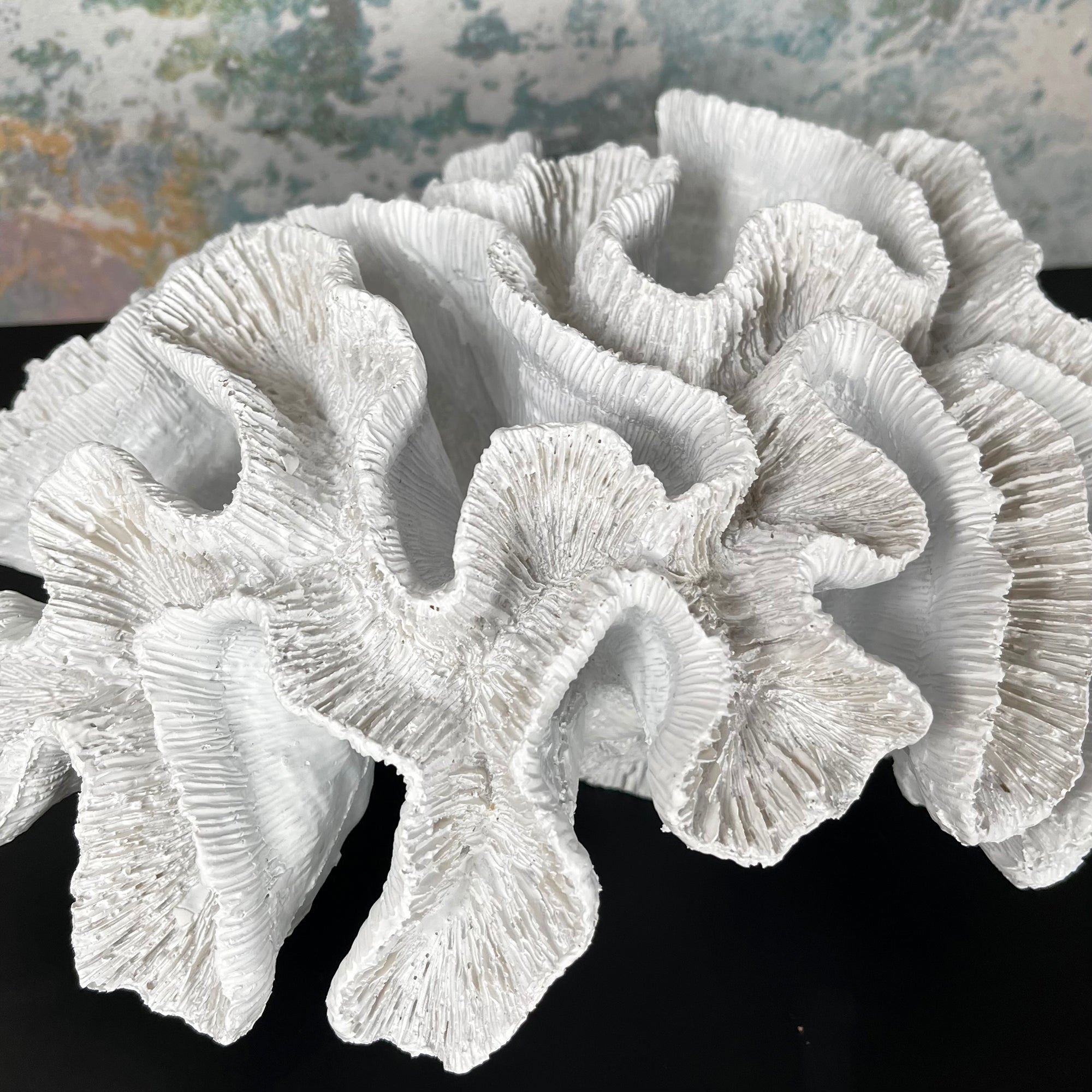 Weiße Katzenpfoten-Korallenskulptur aus Kunstharz