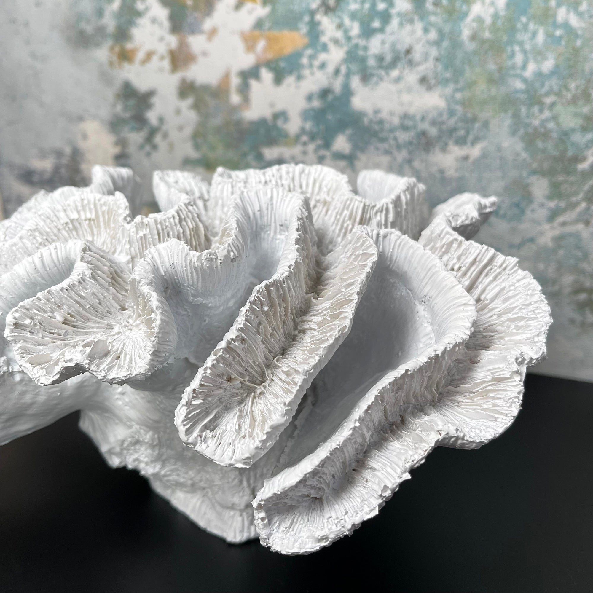 Weiße Katzenpfoten-Korallenskulptur aus Kunstharz