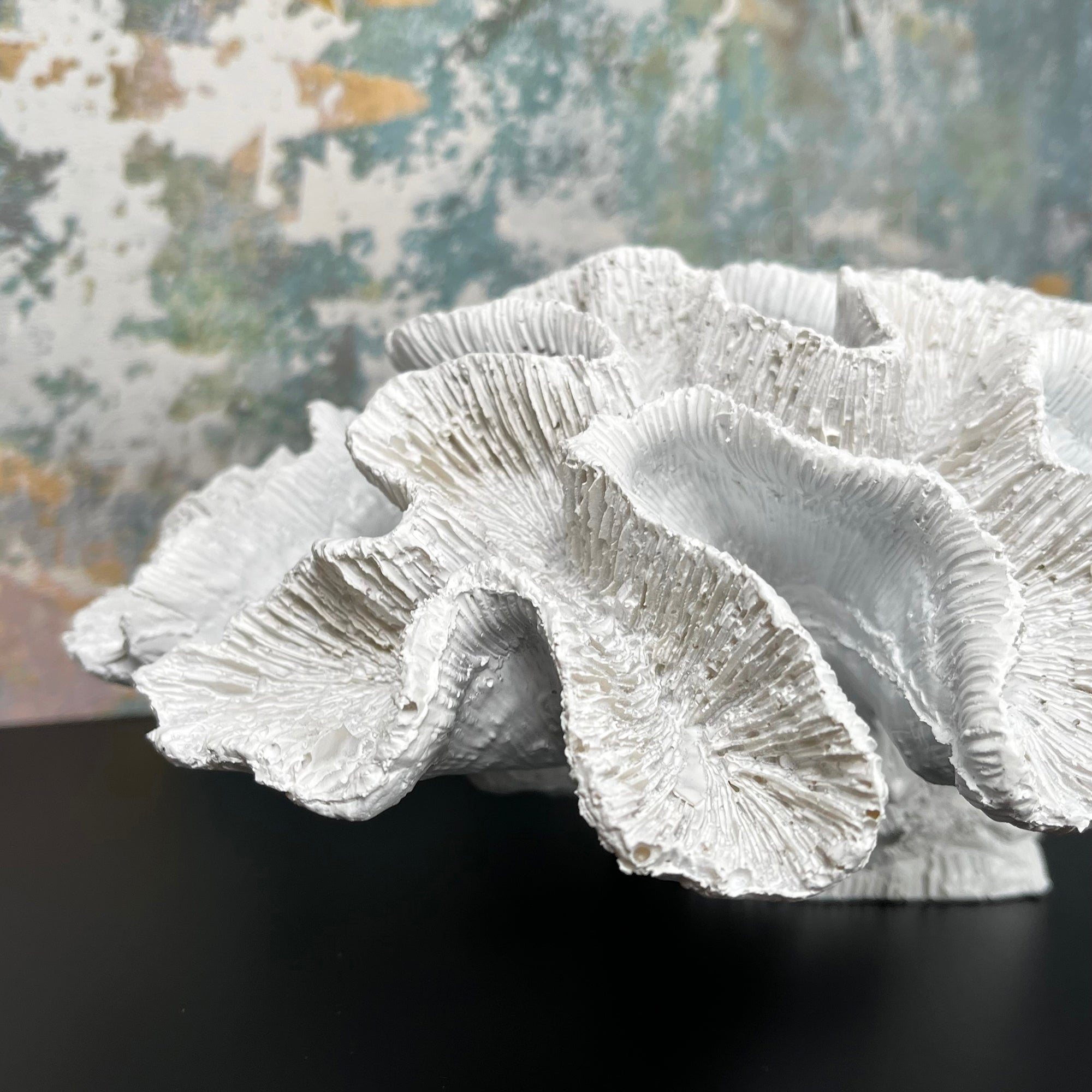 Weiße Katzenpfoten-Korallenskulptur aus Kunstharz