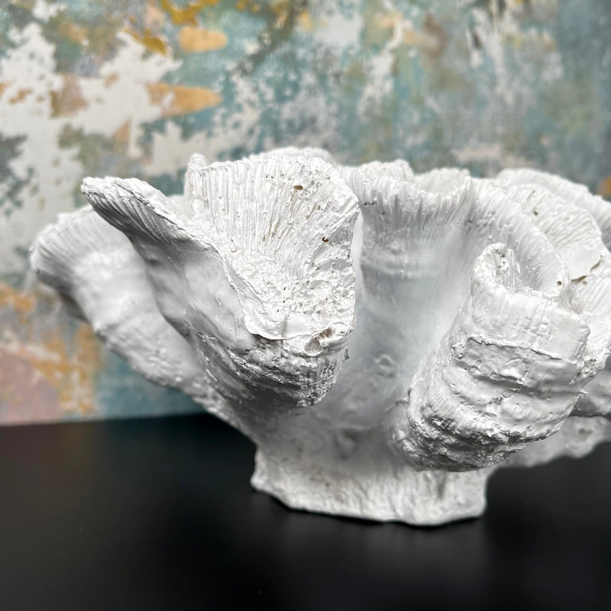 Weiße Katzenpfoten-Korallenskulptur aus Kunstharz