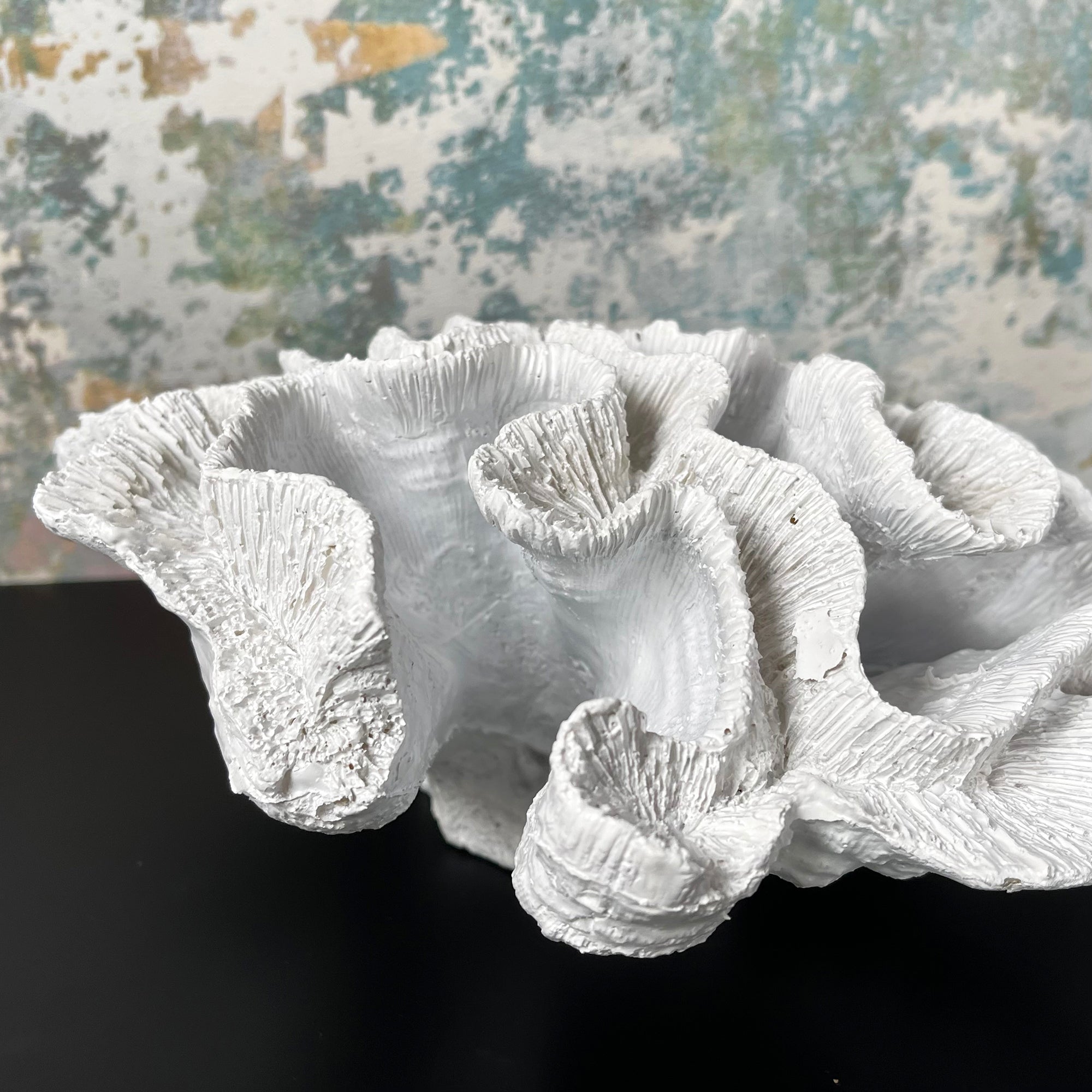 Weiße Katzenpfoten-Korallenskulptur aus Kunstharz