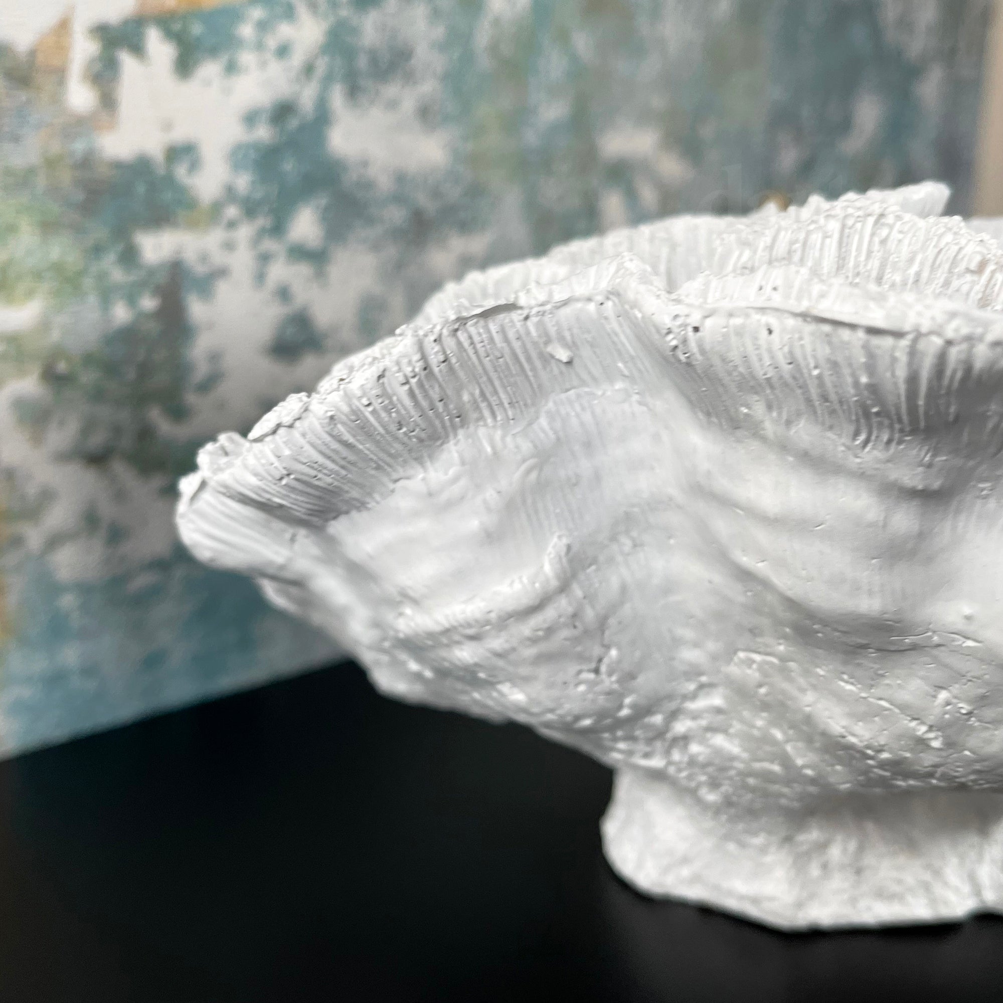 Weiße Katzenpfoten-Korallenskulptur aus Kunstharz