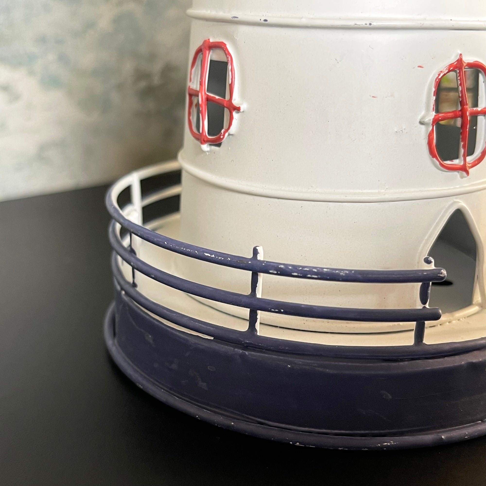 Leuchtturm-Teelichthalter aus Metall