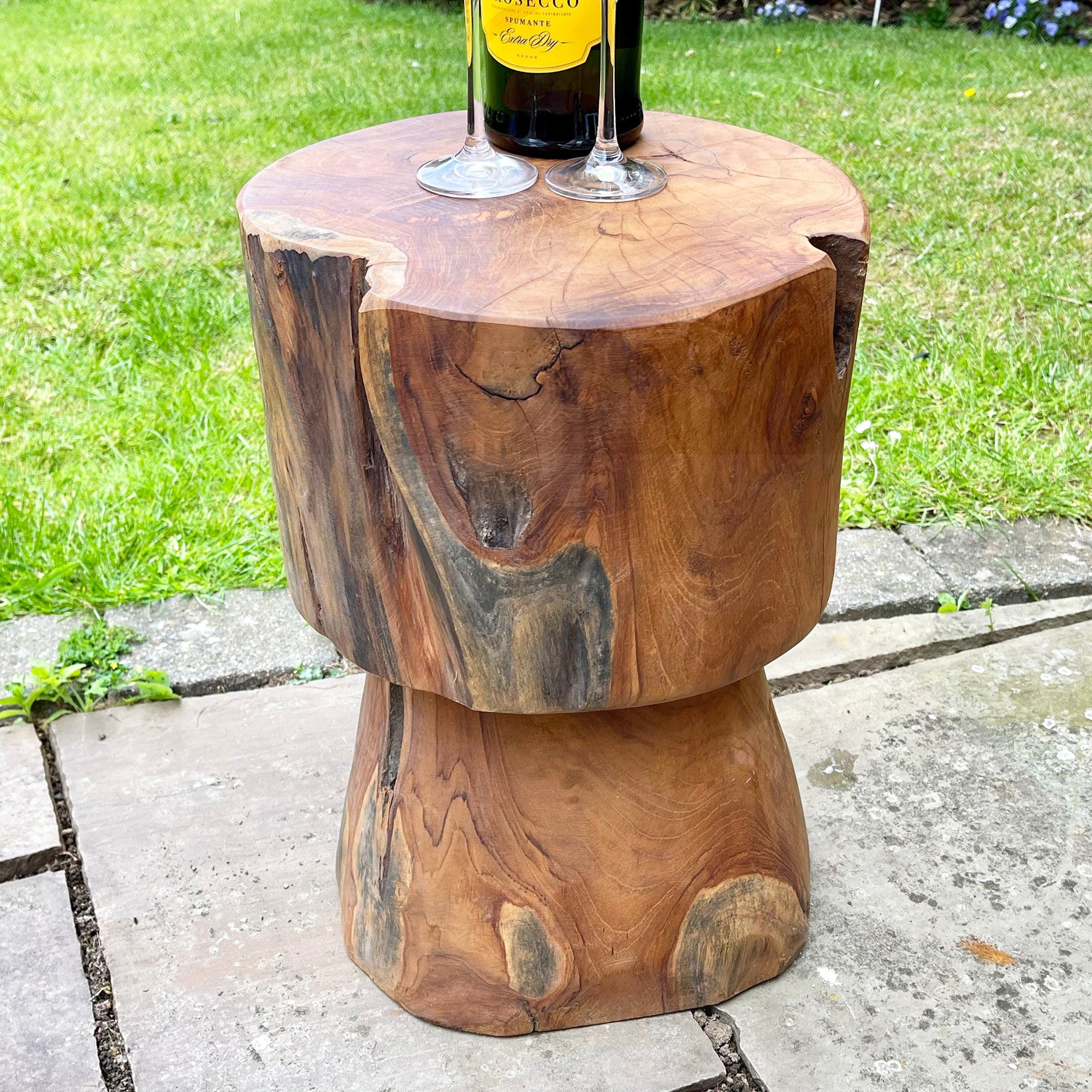 Runder Tisch aus geriffeltem Teakholz