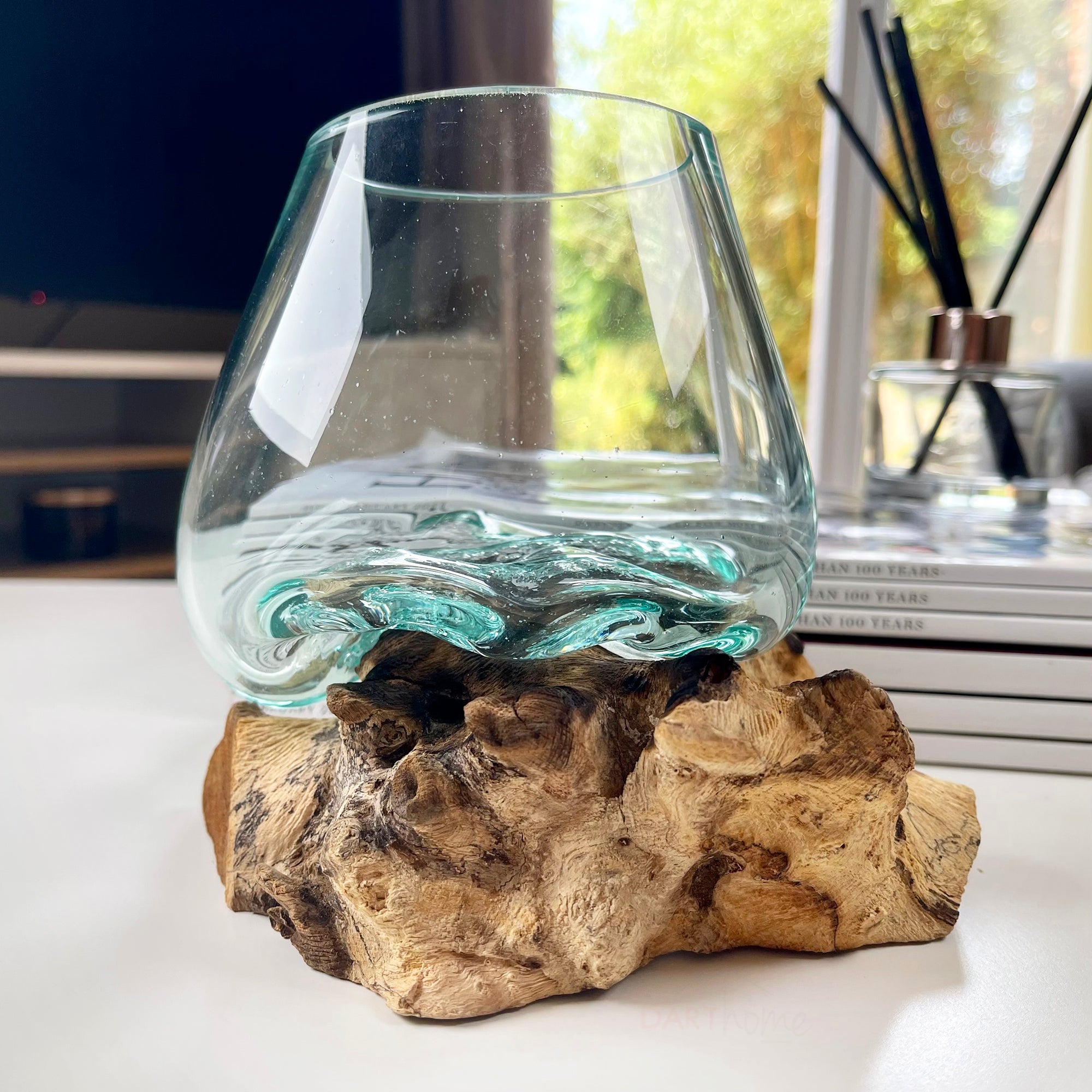 12 cm große geschmolzene Glasschale mit Teakholz-Wurzelständer
