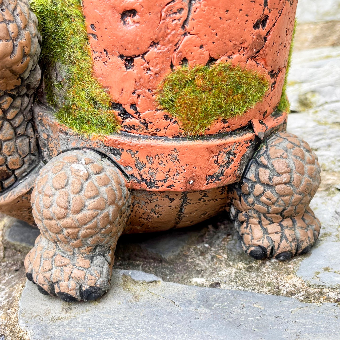 Schildkröten-Übertopf aus Zement mit Tonpfeifentopf