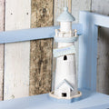 Hellblaues Leuchtturm-Ornament aus Holz