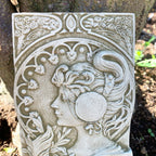 Steingraues Art-Deco-Wandschild „Lady“.