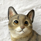 Sitzende getigerte Katze aus Kunstharz, dekoratives Ornament, 12 cm