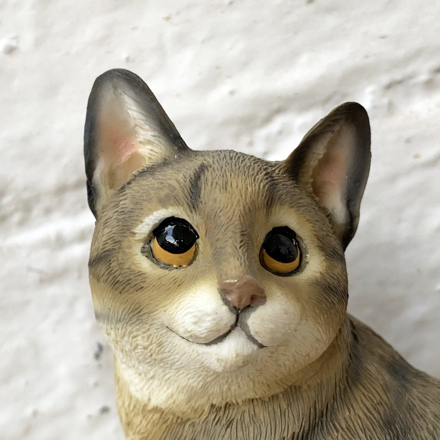 Sitzende getigerte Katze aus Kunstharz, dekoratives Ornament, 12 cm