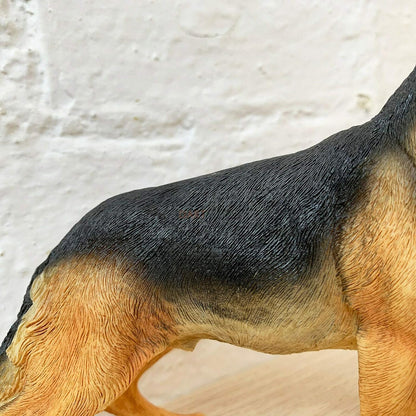 Braune Schäferhundfigur