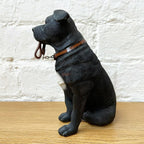 Staffordshire-Bullterrier-Ornament an der Leine