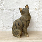 Sitzende getigerte Katze aus Kunstharz, dekoratives Ornament, 12 cm