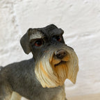 Graue deutsche Schnauzer-Hundefigur