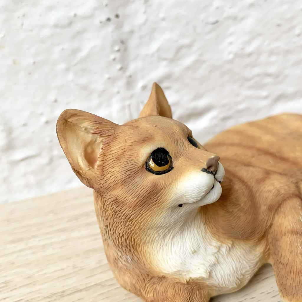 Liegende ingwerfarbene und weiße Katze, dekoratives Ornament, 14 cm