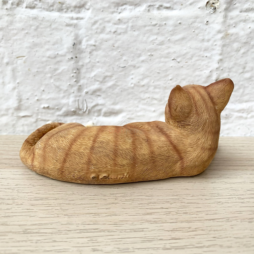 Liegende ingwerfarbene und weiße Katze, dekoratives Ornament, 14 cm