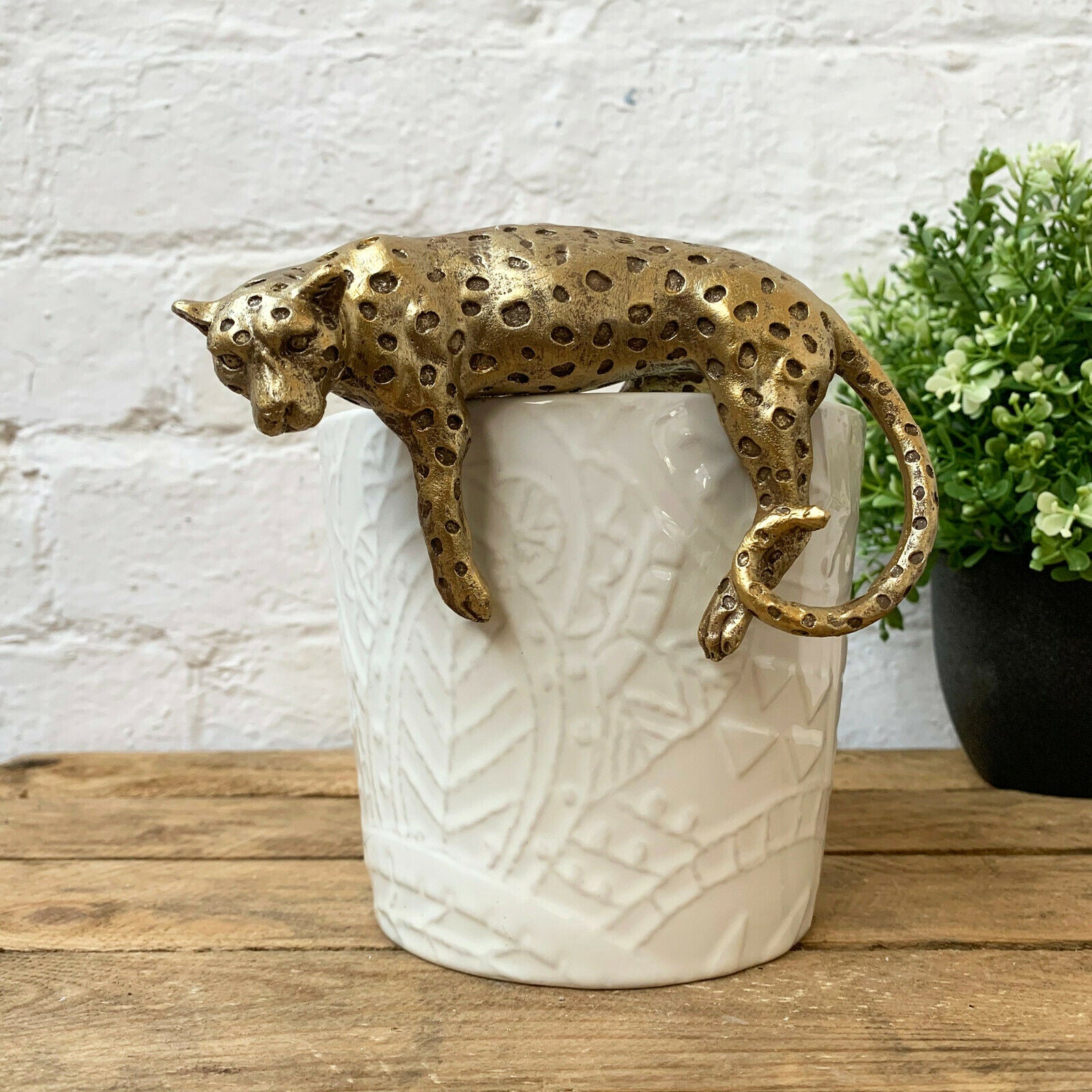 Liegender goldfarbener Leoparden-Topfaufhänger