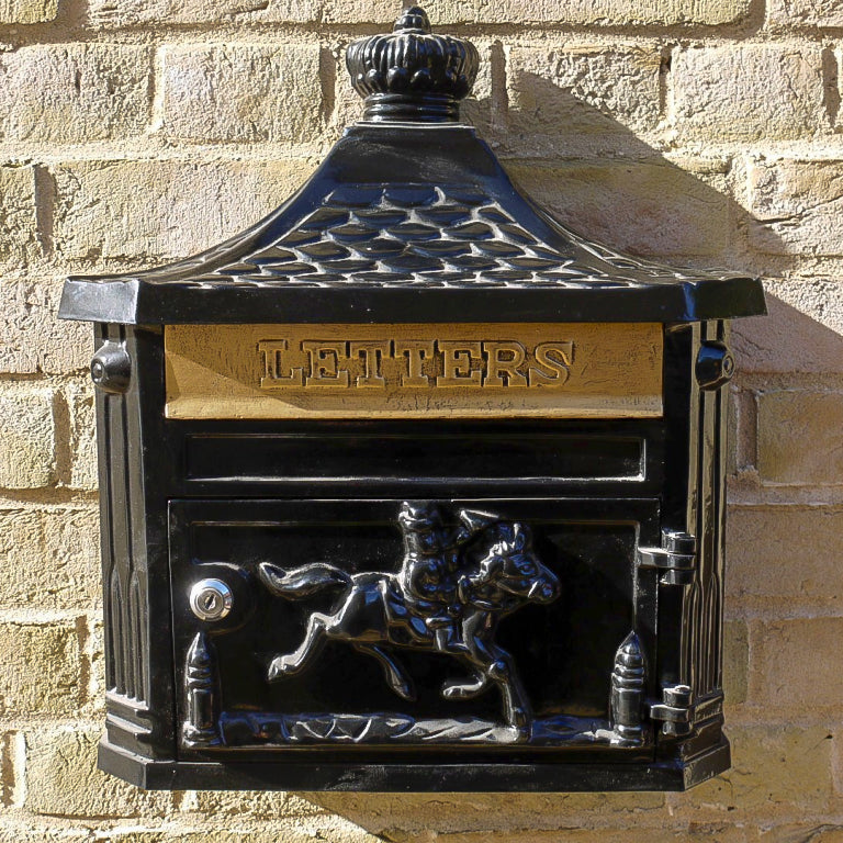 Viktorianischer glänzender roter Briefkasten