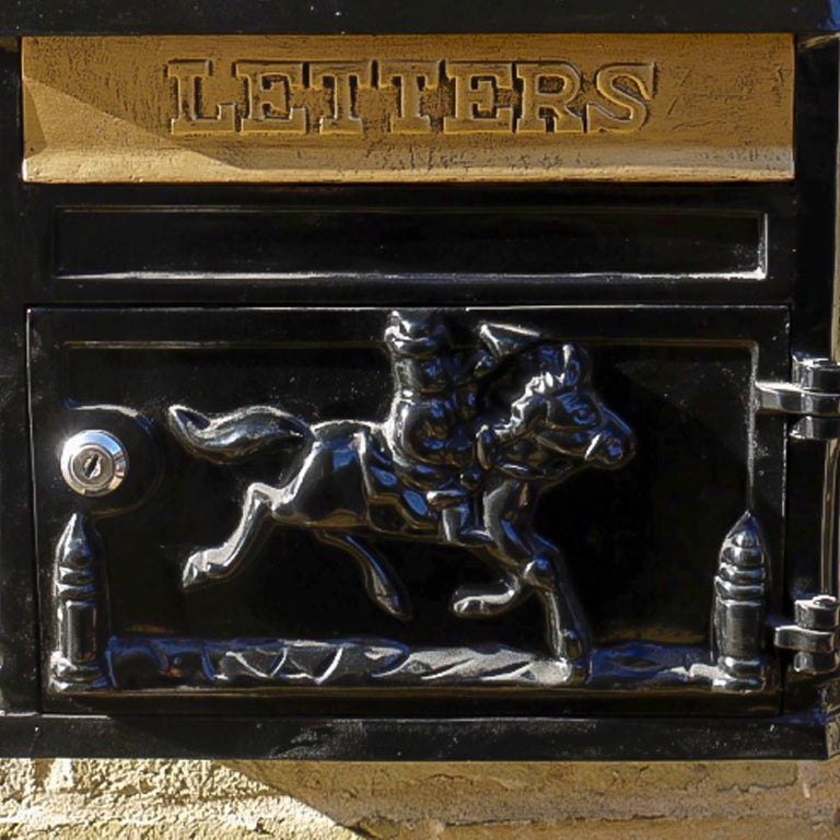 Viktorianischer glänzender roter Briefkasten