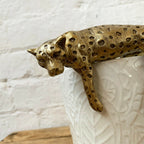 Liegender goldfarbener Leoparden-Topfaufhänger