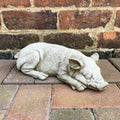 Steinskulptur „Schlafendes Schwein“ für den Garten