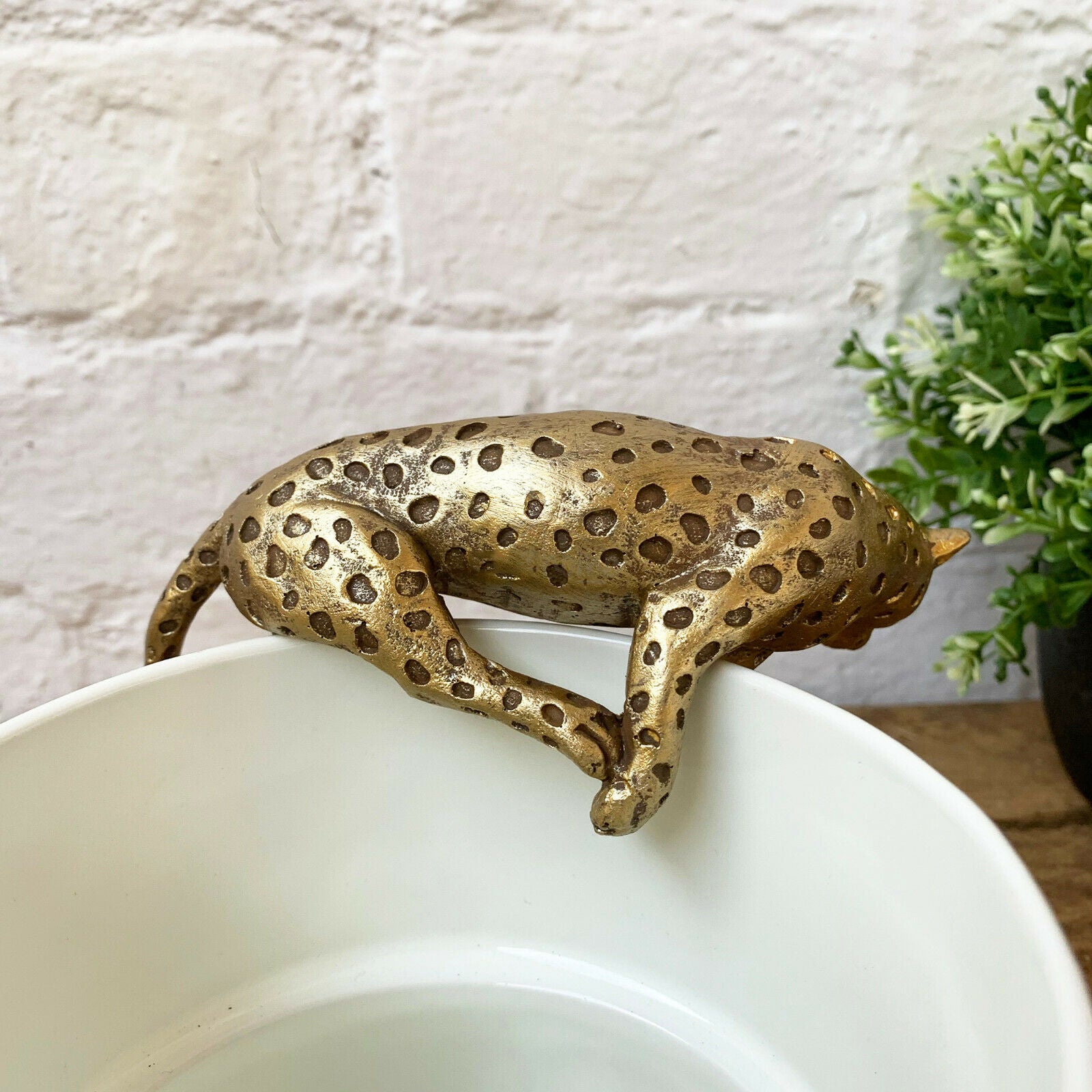 Liegender goldfarbener Leoparden-Topfaufhänger