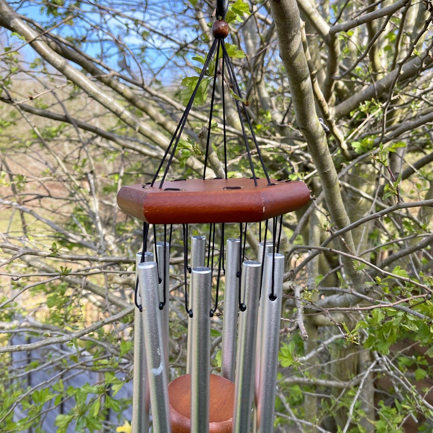 Musikalisches Windspiel aus satiniertem Chrom, 71,1 cm