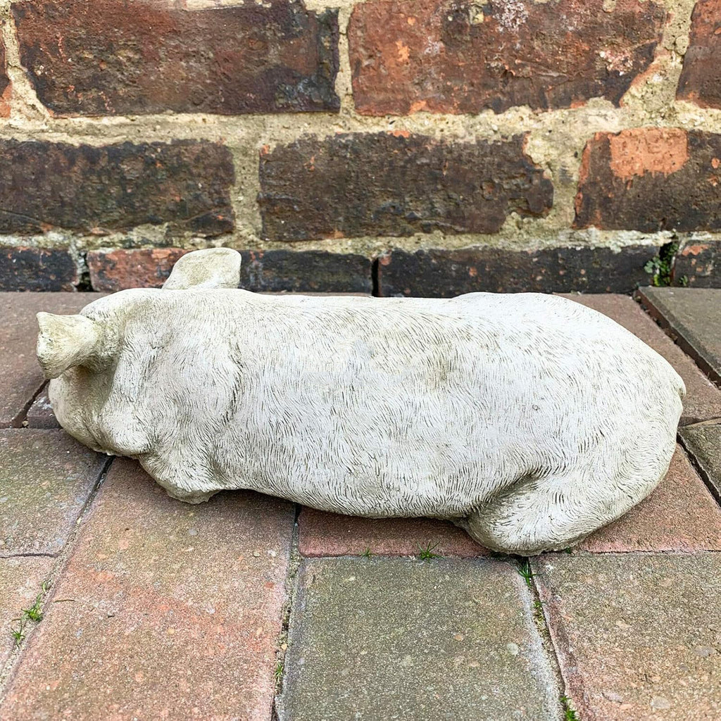 Steinskulptur „Schlafendes Schwein“ für den Garten