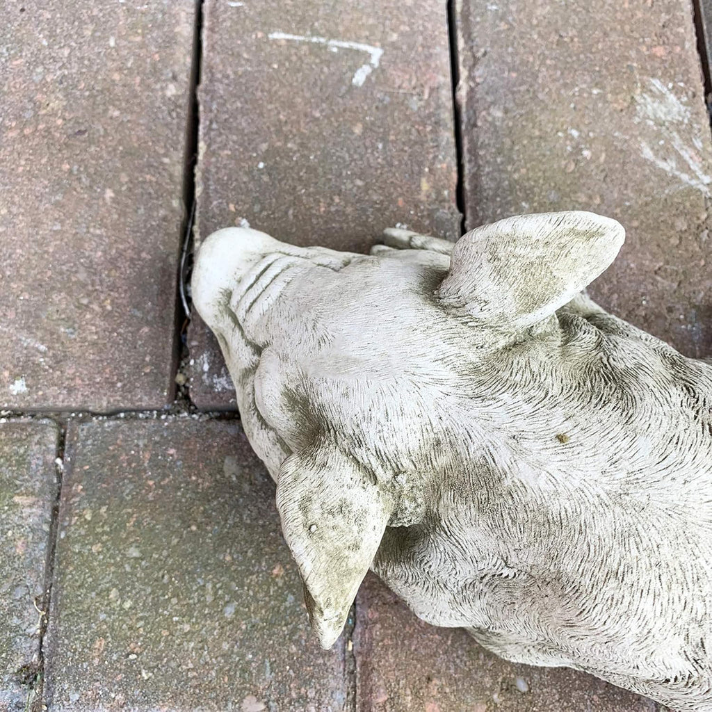 Steinskulptur „Schlafendes Schwein“ für den Garten