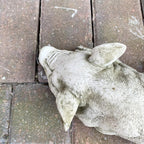 Steinskulptur „Schlafendes Schwein“ für den Garten