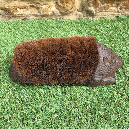 Gusseiserne Igel-Stiefelbürste