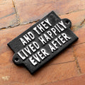 Schwarzes Gusseisen-Wandschild „Happy Ever After“.