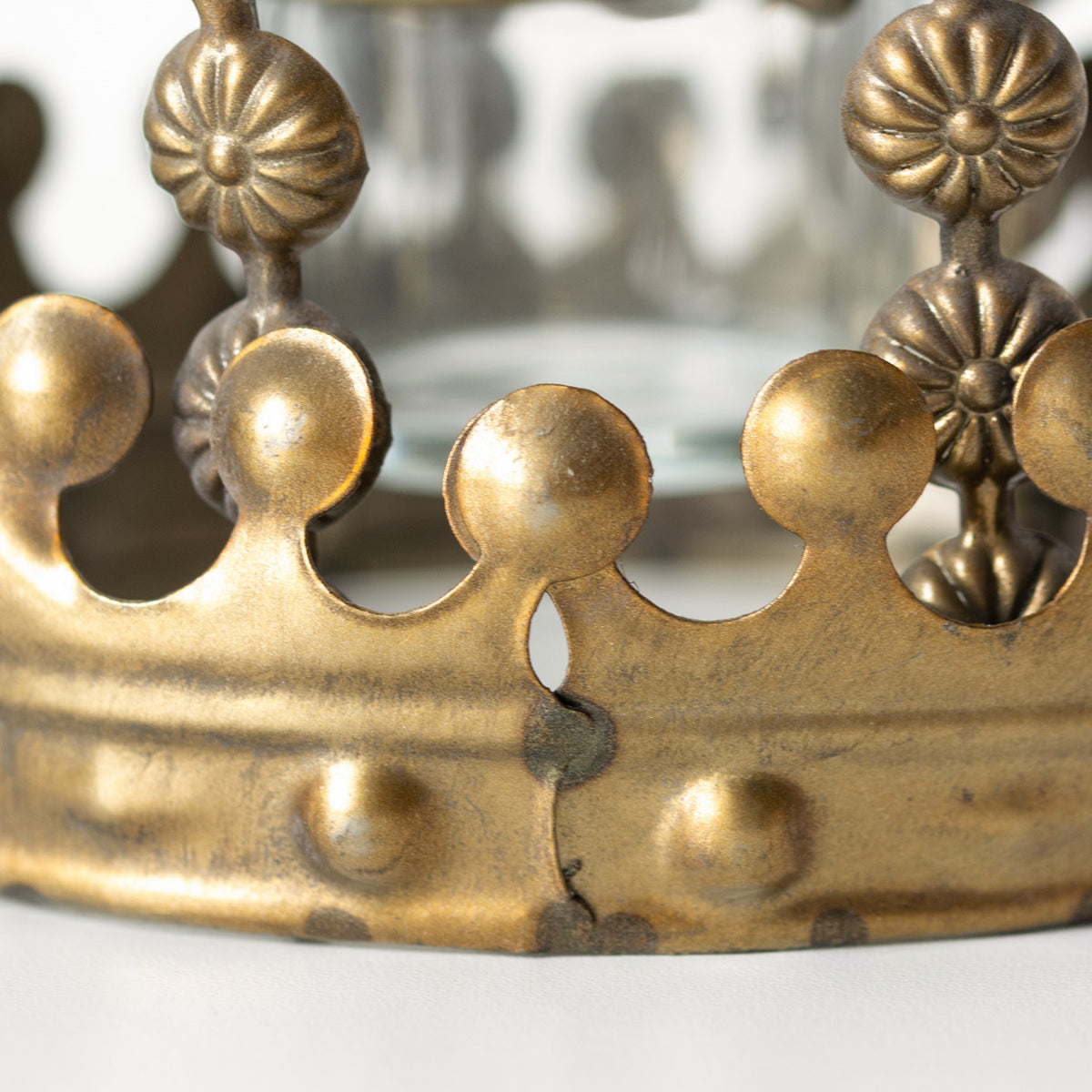Teelichthalter mit Krone aus Golddraht und Metall, 23 cm