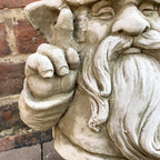 Steinzwerg mit Hammerskulptur