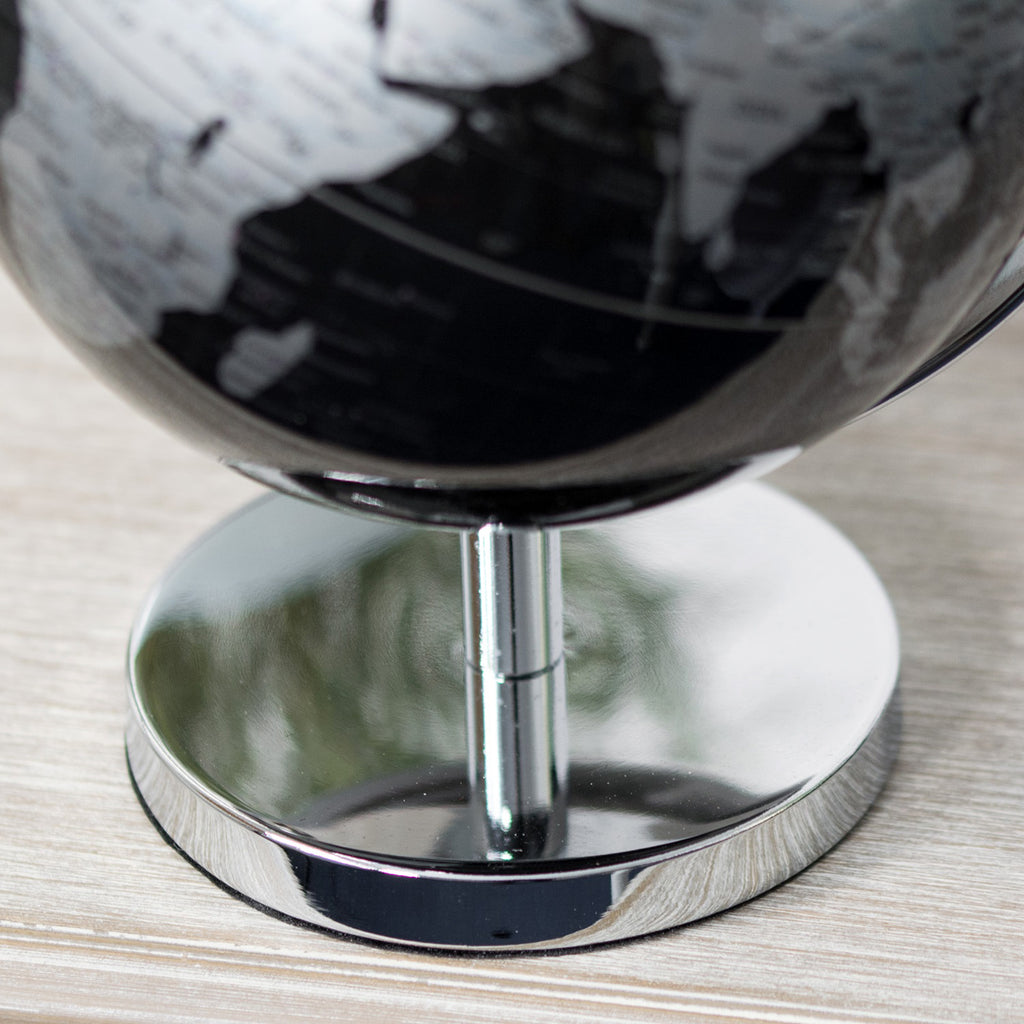 Schwarzer und silberner Globus