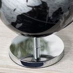 Schwarzer und silberner Globus